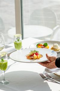 都拉斯Diamma Resort Conference & Spa的一张桌子,上面放着一盘食物和酒杯
