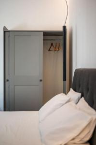 海若克利欧Elegant Fully Equipped Apartment near City Centre的镜子,房间配有一张床和一个衣柜