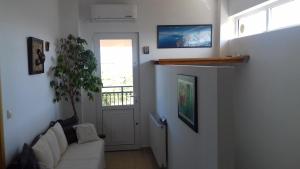 干尼亚Manolo s olive farm, apartment with seaview的客厅配有白色沙发和窗户