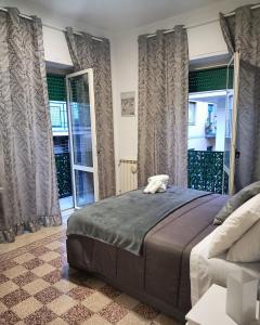 那不勒斯Il Dubbio ai Quartieri Spagnoli的一间卧室配有一张床、一张沙发和窗户。