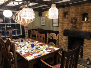 汤顿The Lethbridge Arms的一间带桌子和吊灯的用餐室