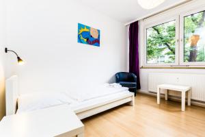科隆维奥康洛基公寓的白色的客房设有床和窗户。
