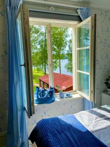 基尔Villa Fryksta的一间卧室设有一张床和一个美景窗户。