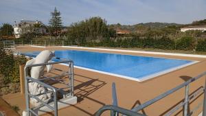 阿谢亚Il Giglio Marino Cilento Residence by ElodeaGroup的白色 ⁇ 立在游泳池旁边