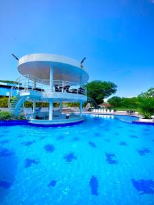 GarzónHotel Parque la Casona的游泳池的水滑梯