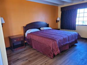 诺沃克Espana Motel的酒店客房设有床和窗户。