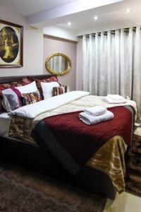 戈里察Classic House Hotel的一间卧室配有一张大床和毛巾