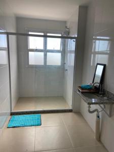 萨尔瓦多AP Novo Mobiliado的浴室里设有玻璃门淋浴