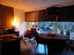 霍尔滕Secret Wellness Puur Natuur的一间带桌子的客厅和一间餐厅
