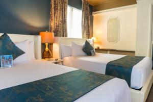迈阿密海滩里维埃拉套房酒店的酒店客房设有两张床和窗户。