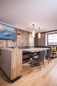 阿亨基希施兰巴赫霍夫公寓的用餐室配有大型木桌和椅子