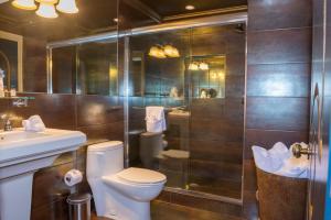 迈阿密海滩里维埃拉套房酒店的带淋浴、卫生间和盥洗盆的浴室