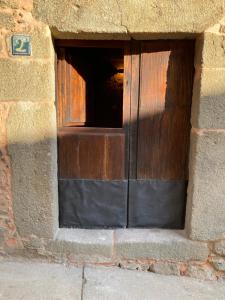 吉霍－德圣巴巴拉El jazmín de la Fuente casa rural的砖墙的窗户,木门