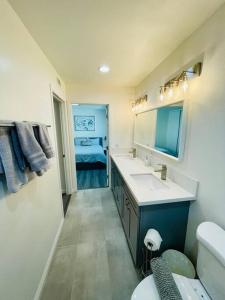 奥兰治Luxury home near Disney land. Entire place!的一间带水槽、卫生间和镜子的浴室