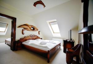 瓦茨Camelot Club Hotel的一间卧室配有一张大床和镜子
