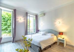 圣马克西姆帕米尔酒店的一间卧室设有一张床和两个窗户。