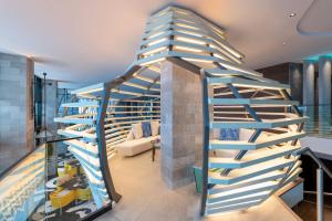 阿尔布费拉W Algarve的客厅的螺旋楼梯