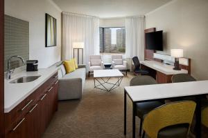 米西索加Delta Hotels by Marriott Toronto Mississauga的酒店客房设有沙发和客厅。