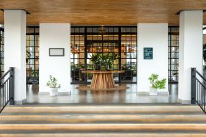 卢萨卡Ciêla, Lusaka, a Tribute Portfolio Resort and Spa的大楼中央带桌子的走廊