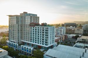 伯克利Residence Inn By Marriott Berkeley的城市空中景观高楼