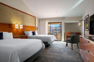 兰乔米拉日The Westin Rancho Mirage Golf Resort & Spa的酒店客房设有两张床和电视。