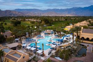 兰乔米拉日The Westin Rancho Mirage Golf Resort & Spa的享有带游泳池的度假村的空中景致