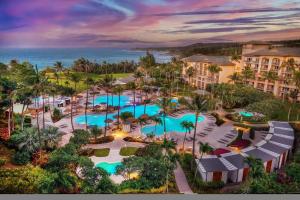 拉海纳The Ritz-Carlton Maui, Kapalua的享有带多个游泳池的度假村的顶部景致