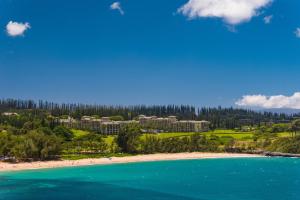 拉海纳The Ritz-Carlton Maui, Kapalua的享有度假村和海滩的空中景致