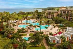 拉海纳The Ritz-Carlton Maui, Kapalua的享有带游泳池的度假村的空中景致