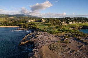 拉海纳The Ritz-Carlton Maui, Kapalua的享有毗邻高尔夫球场的空中景致