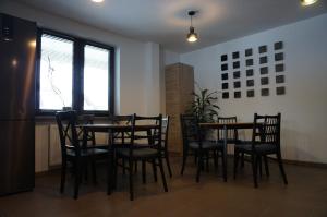 韦特利纳Powidok的用餐室设有椅子、桌子和窗户