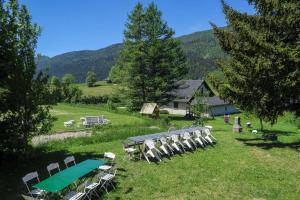 奥特朗Gîte EDELWEISS - 4 personnes - "Les Gites du Chalet" à Autrans的一组椅子和一张野餐桌