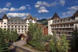 范尔The Hythe, a Luxury Collection Resort, Vail的树木和建筑的 ⁇ 染酒店