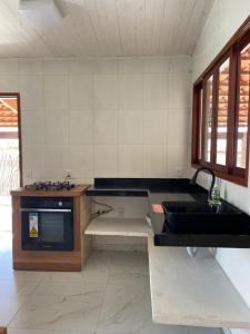 加利纽斯Casa Refúgio的厨房配有水槽和炉灶