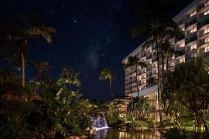 拉海纳The Westin Maui Resort & Spa, Ka'anapali的夜间拥有瀑布和棕榈树的酒店