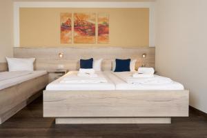 鲁斯特阿波罗阿斯特酒店的配有白色和蓝色枕头的酒店客房的两张床