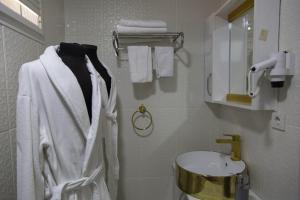 伊兹密尔ŞİRİNYER APART OTEL的浴室墙上挂着白色毛巾