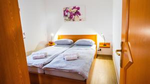 多博沃Apartma Tri oljke的一间卧室配有一张带两个枕头的床