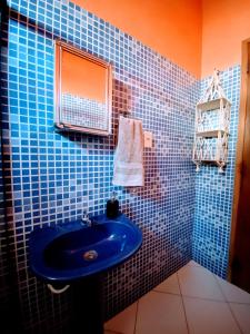 伦索伊斯Pousada do Tom的蓝色瓷砖浴室设有蓝色水槽