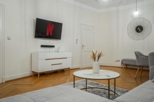 萨尔布吕肯LUXURY-Apartment - city center : 8 guests : Netflix的白色的客厅配有桌子和电视。