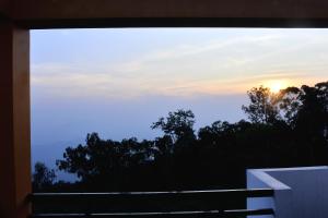 埃尔加德TGT Holidays Yercaud的从房子的阳台上可欣赏到日落美景