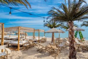 索佐波尔奥林奇别墅公寓式酒店的沙滩婚礼,沙滩上摆放着椅子和遮阳伞
