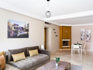 马拉喀什New Modern Apartment in Marrakech - Netflix - WiFi的客厅配有沙发和桌子