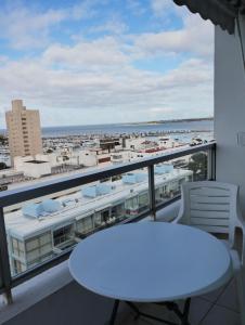 埃斯特角城Peninsula的海景阳台上的白色桌椅