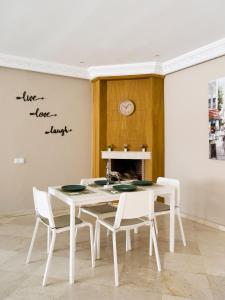 马拉喀什New Modern Apartment in Marrakech - Netflix - WiFi的白色的用餐室配有白色的桌椅