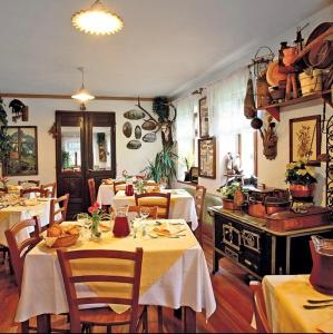 福尔尼阿沃尔特里Albergo Piani di Luzza的一间带桌椅和炉灶的餐厅
