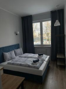 埃尔布隆格Aparthotel Dworzec的一间卧室设有一张床和一个窗口