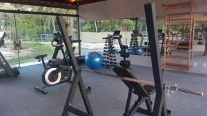 马拉戈日Costa Dourada Village的健身房,里面设有许多健身器材