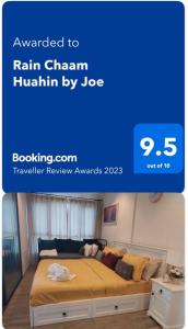 佛丕Rain Chaam Huahin by Joe的一张蓝色背景卧室的一张床铺的照片