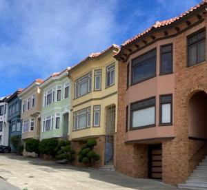 旧金山Beautiful Edwardian Victorian Homestay B&B的街道边的一排房子